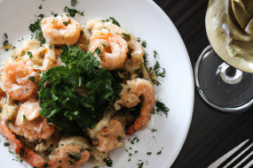 Creamy Garlic Shrimp Linguine: A Savory Delight for Seafood Lovers