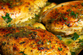 Delicious and Juicy Oven-Baked Chicken Breast Recipe: A Healthy, Easy-to-Make Dish