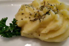 Delicious and Simple Roasted Garlic Mashed Potatoes Recipe