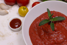 Delicious Homemade Tomato Sauce Recipe for Any Meal!