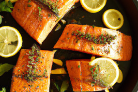 Flavorful Pan-Seared Salmon Recipe with Lemon and Herbs