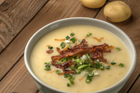 Homemade Comfort: Easy Potato Soup Recipe with Crispy Bacon Bits