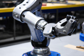 Robots in the Workplace: Advantages and Disadvantages